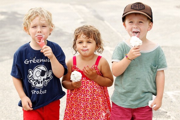 kids eating ice cream