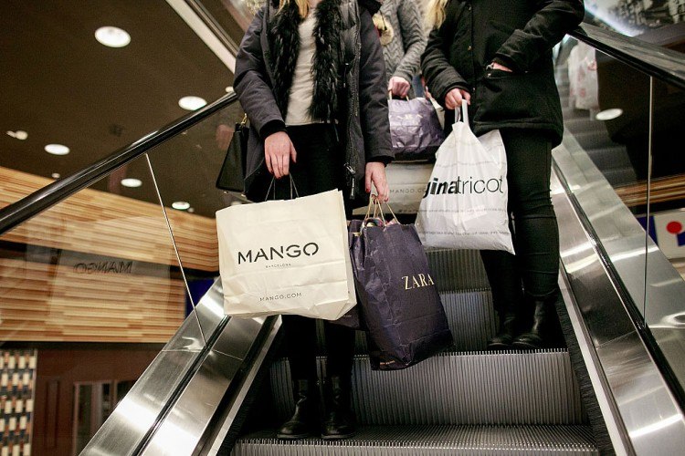 Retailers Hope For Strong Christmas Shopping Season