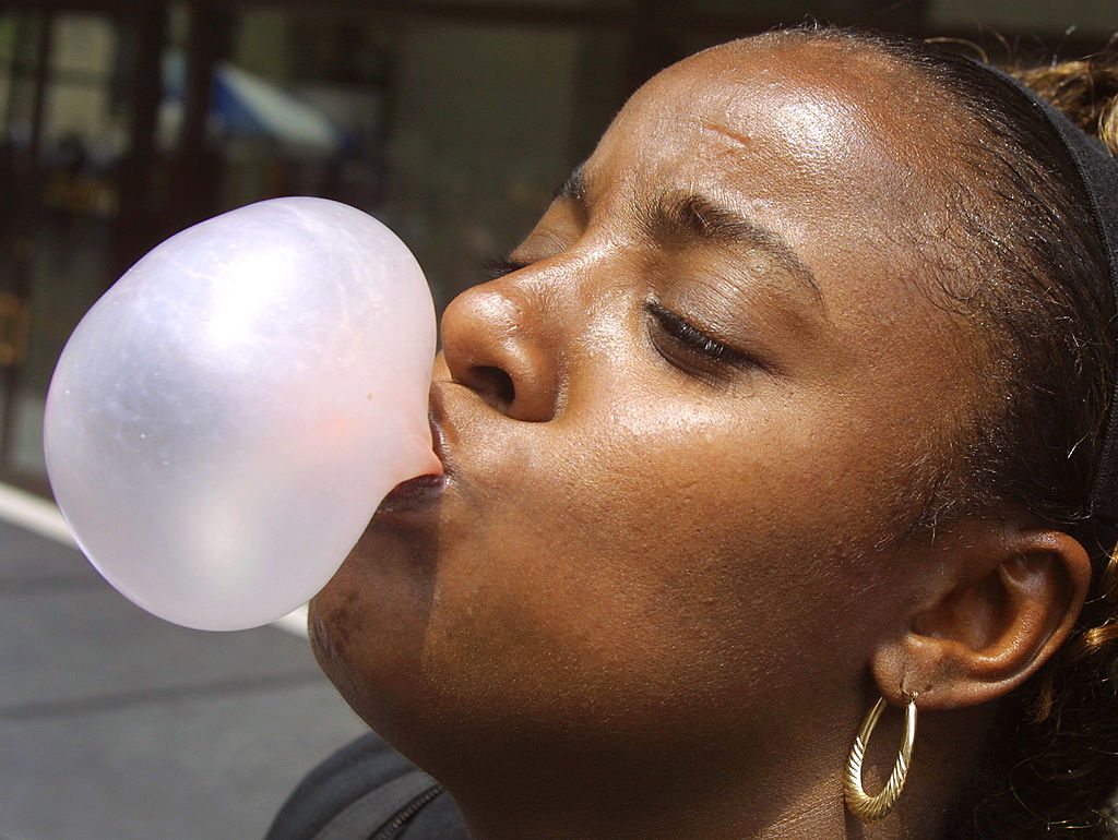 chicle de mujer que sopla