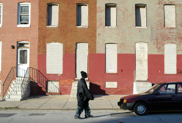 homem andando na rua em Baltimore