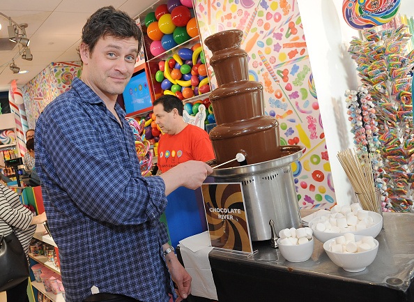 Dylan ' s Candy Bar And Milk + Bookiespartner voor de LA lancering van de 50ste verjaardag Charlie And The Chocolate Factory Capsule Collection's Candy Bar And Milk + Bookies Partner For The LA Launch Of The 50th Anniversary Charlie And The Chocolate Factory Capsule Collection