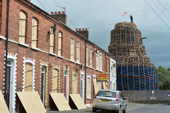 I fuochi d'artificio vengono preparati e accesi prima della manifestazione annuale dell'Orange Order