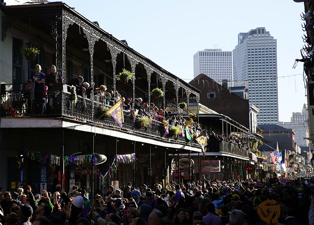 People bar hopping in the streets of new Orleans