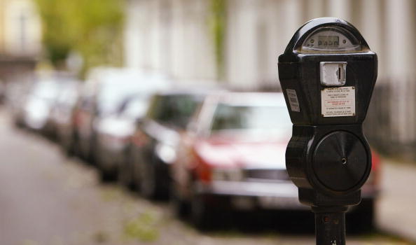 straatnaambord met parkeermeter