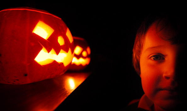 kinderen genieten van traditionele Halloween Pompoenen