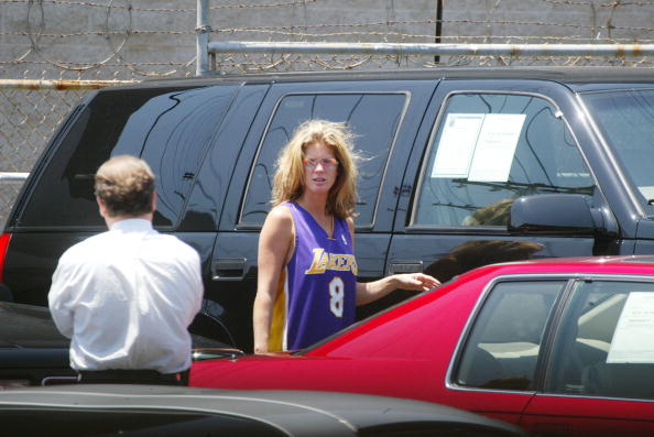 Model Rachel Hunter Shops For A New Car