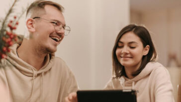 12 Behaviors That Reveal Someone Is Truly Comfortable Around You