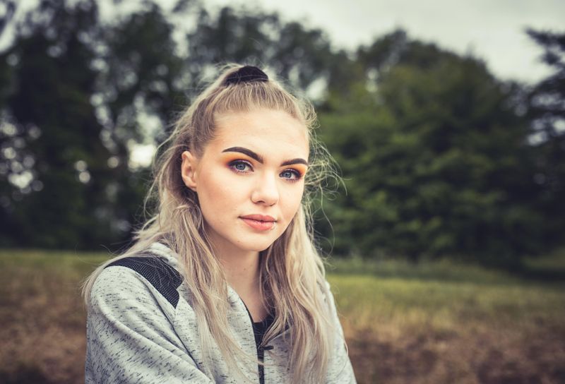 10 Clear Signs Your Life Has Secretly Trained You to Read People Easily
