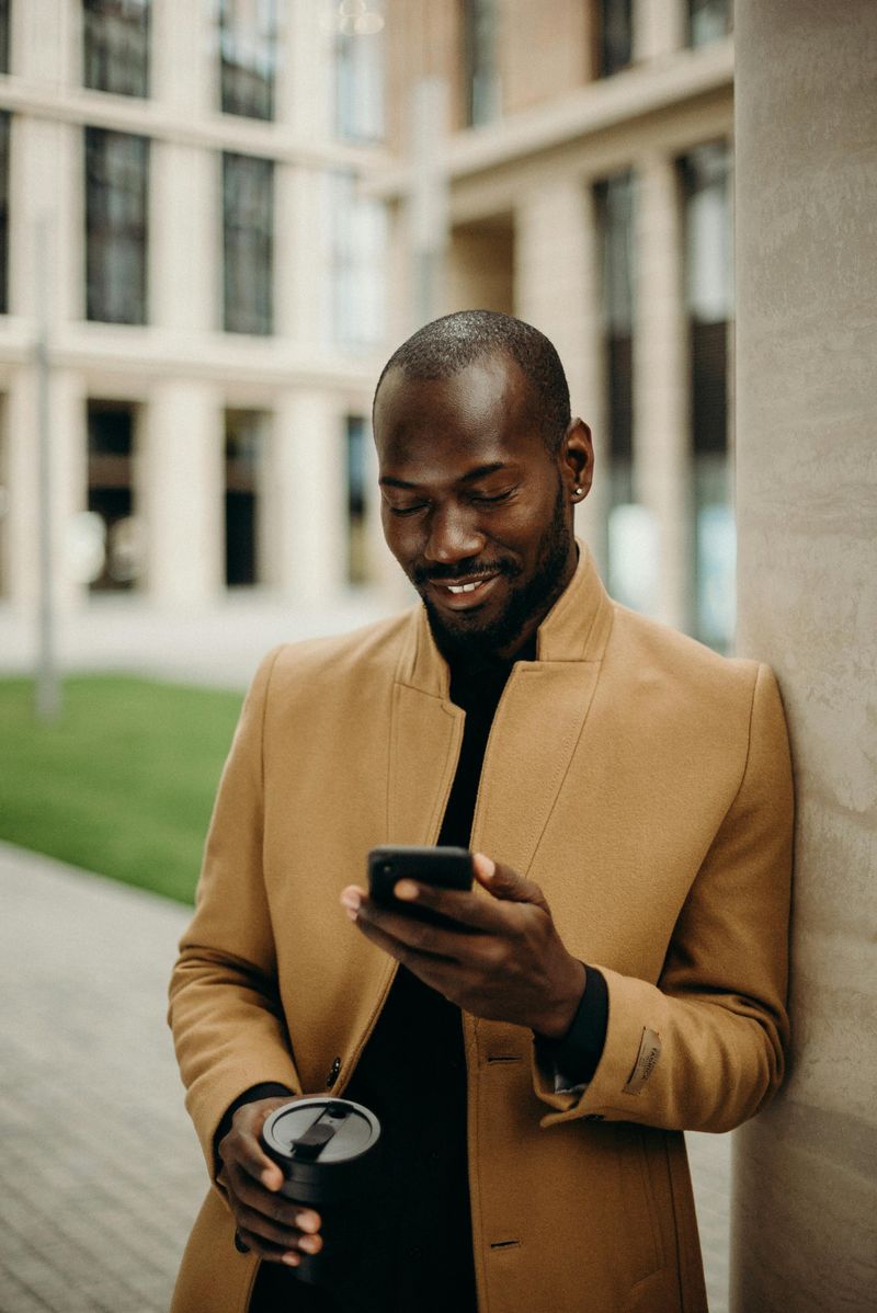 Spontaneous Messages Keep Their Connection Alive