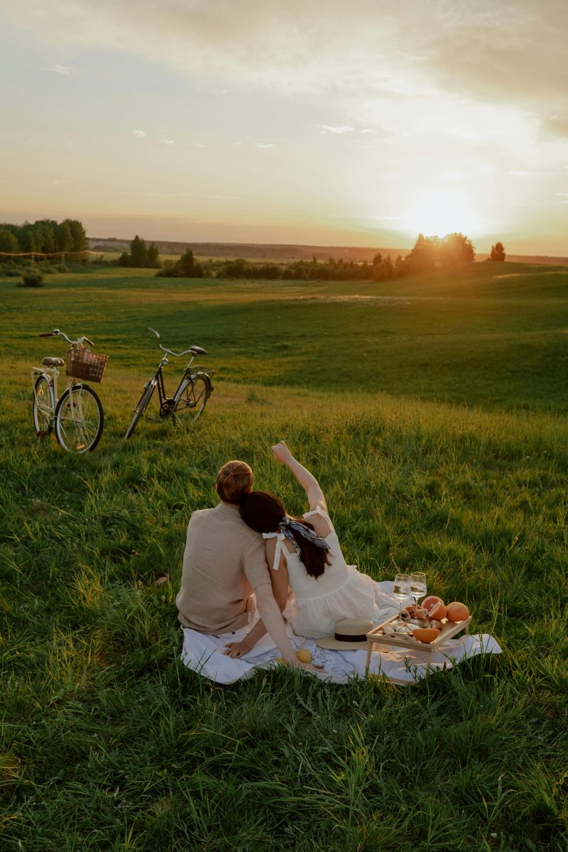 15 Simple Yet Romantic Outdoor Date Ideas to Soak Up the Last Days of Summer
