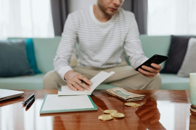 15 Everyday Habits That Show a Man Is Going Nowhere in Life