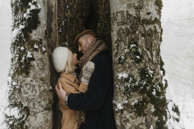 10 Ways Women Keep a Man's Attention Without Losing Themselves