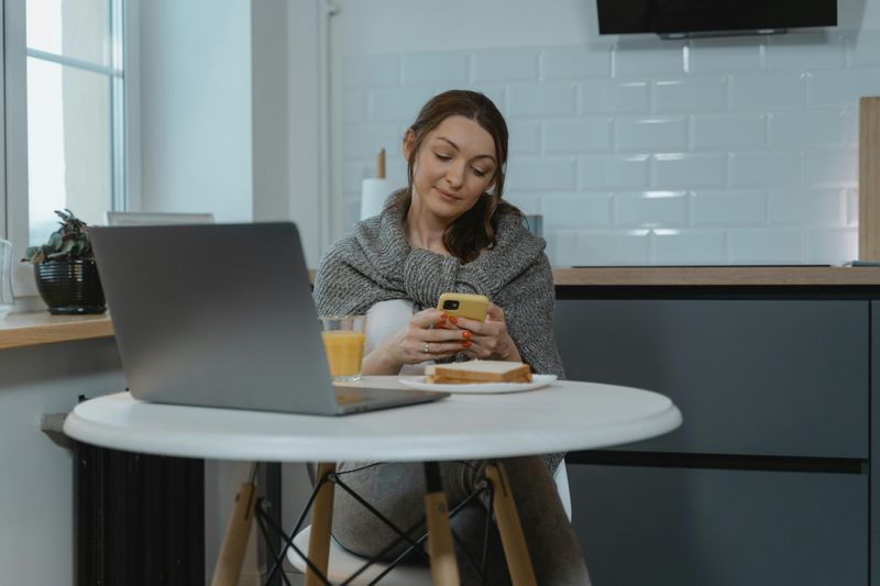 11 Signs You Need a Break From Social Media (But Don't Want to Admit It)