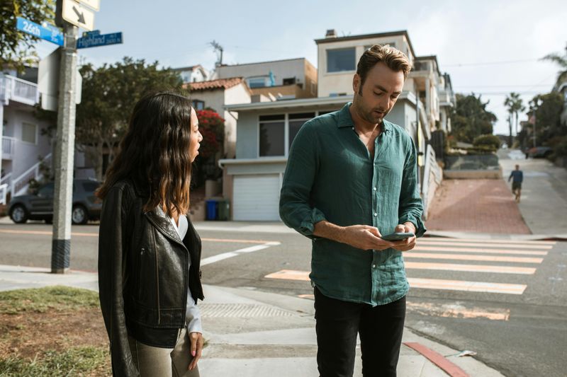 17 Everyday Habits That Quietly Make People Lose Respect for You