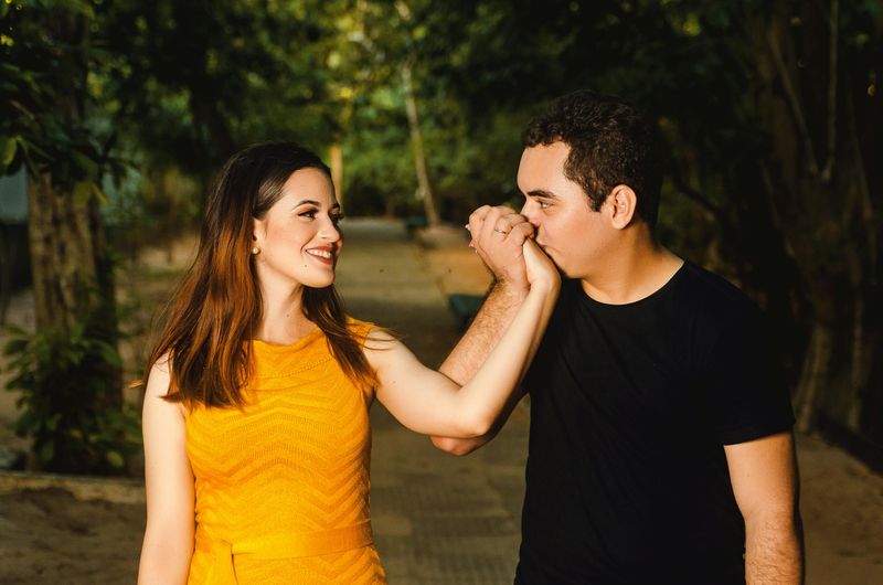 12 Old-Fashioned Marriage Habits From the '60s Therapists Swear By Today