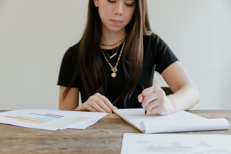 10 Everyday Struggles Only Left-Handed People Understand