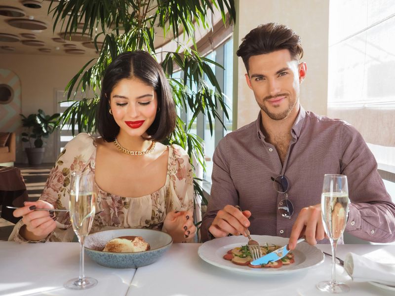 12 Dining Habits That Instantly Reveal Your Social Status