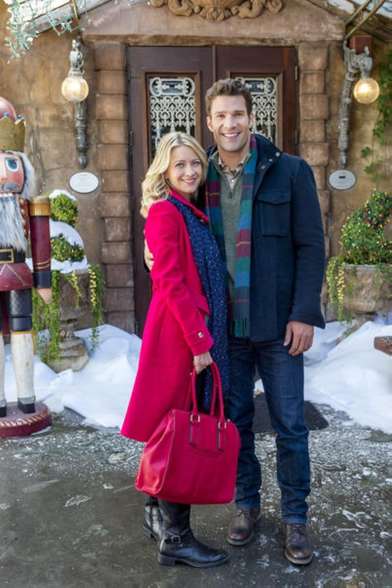 Meredith Hagner & Aaron O'Connell (My Christmas Love)