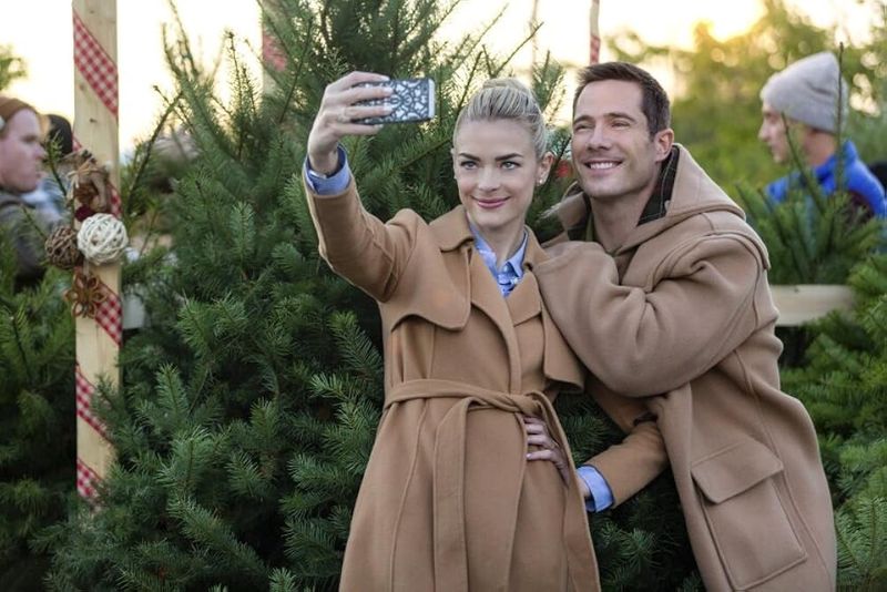 Jaime King & Luke Macfarlane (The Mistletoe Promise)