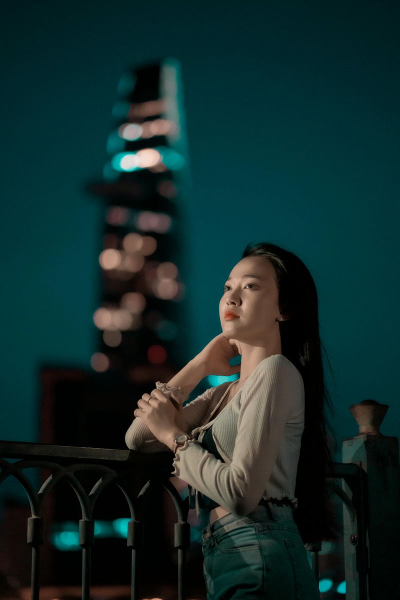 The Emotionally Unavailable Woman