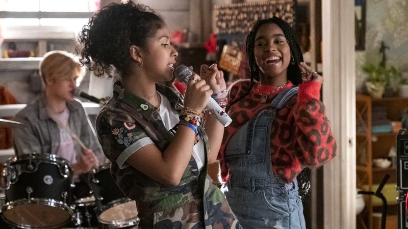 Julie and the Phantoms (2020)