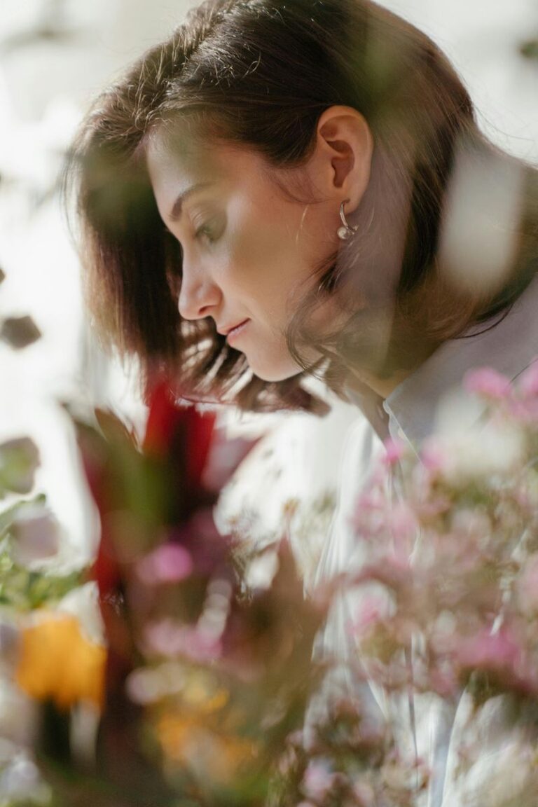 Women Who Wear Minimal Makeup Share These 10 Traits, According to ...