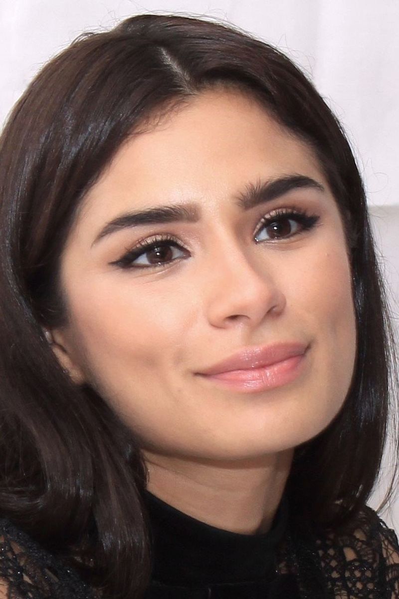 Diane Guerrero – 5 ft 2 in