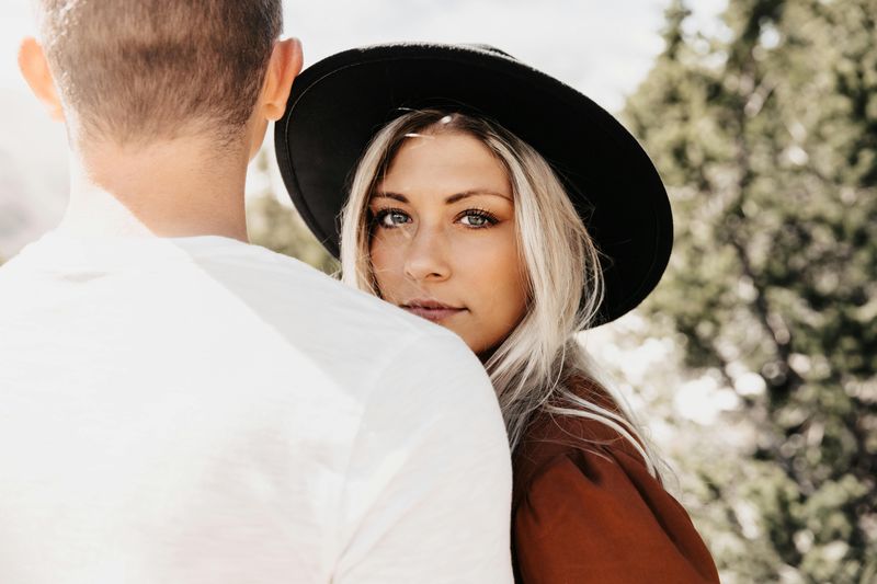 12 Subtle Signs She's Desperate to Keep the Relationship