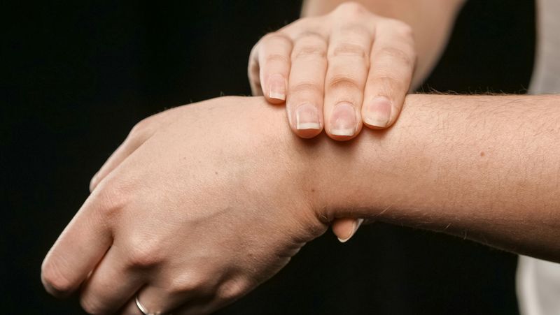 Cracking Knuckles Causes Arthritis