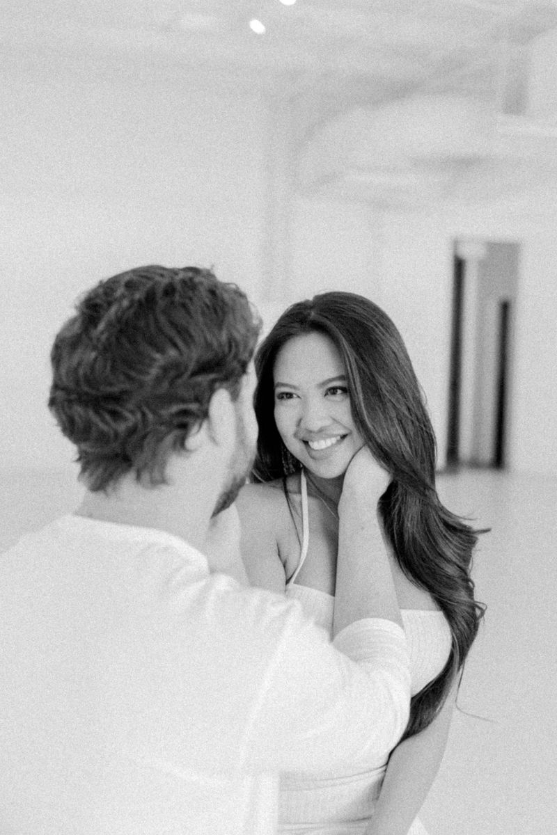 10 Little Things Men Do That Leave Women Weak in the Knees