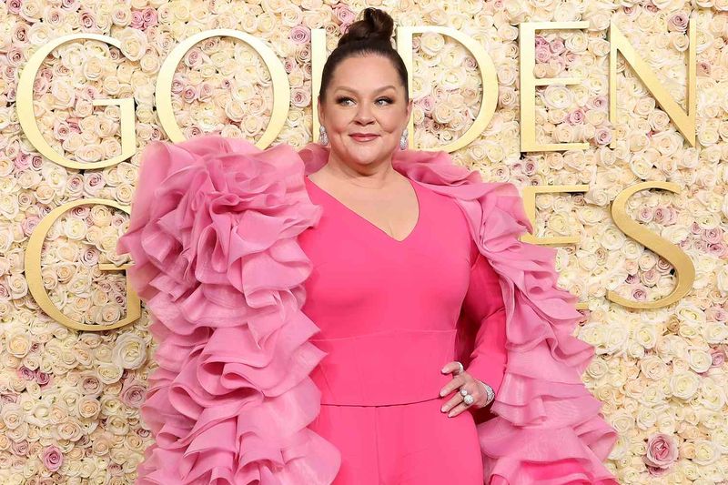 Melissa McCarthy's Circus-Like Cape at the Golden Globes (2025)