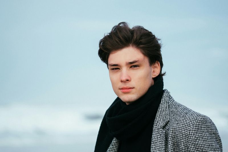 10 Subtle Things Men Do That Instantly Make Them More Attractive