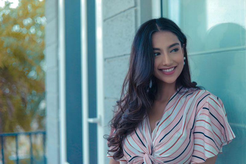 12 Simple Habits That Quietly Make a Woman Seem Classy