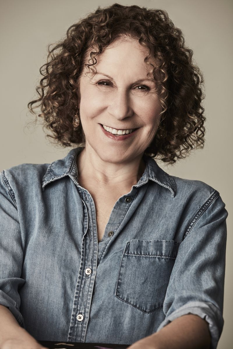 Rhea Perlman (Carla Tortelli)